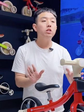 1-6岁变形三轮车 折叠平衡车带脚踏 宝宝滑行车 #儿童平衡车 #宝宝滑行车 #儿童三轮车 #1-3岁玩具 #可折叠童车 这款变形多功能儿童平衡车专为1-6岁宝宝设计,采用可折叠结构,方便携带收纳。车身配备可拆卸脚踏板,可根据宝宝年龄和骑行能力自由切换平衡车/三轮车模式。加宽防滑轮胎设计,稳固不易侧翻,帮助宝宝轻松掌握平衡技巧。车把高度可调节,陪伴宝宝成长。环保材质,圆角设计,让家长更放心。是宝宝学步期到学骑车的理想过渡玩具,培养运动协调能力,让宝贝快乐成长!