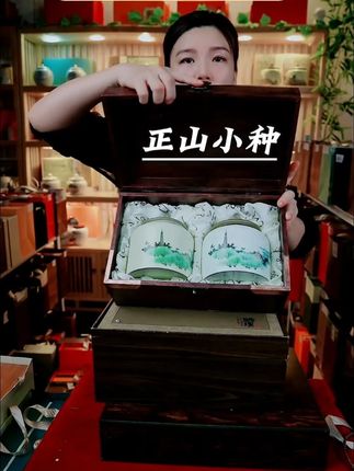 一杯正山小种,品饮红茶历史 天气转凉,您是否更需要一杯温润暖胃的热茶? 这杯正山小种,性味温和,甜醇顺滑,带着独特的松烟暖香,正是秋冬时节的最佳伴侣。它的醇厚,能让身体暖和起来;它的甜润,能让心情愉悦起来。 #桐木关 #烟熏红茶 #武夷红茶