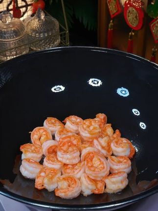 孩子喜欢吃虾仁的,就像我这样搭配荷塘三宝一起炒,营养丰富,脆嫩鲜甜,孩子特别爱吃#荷塘三宝 #妈呀太香了 #美食教程