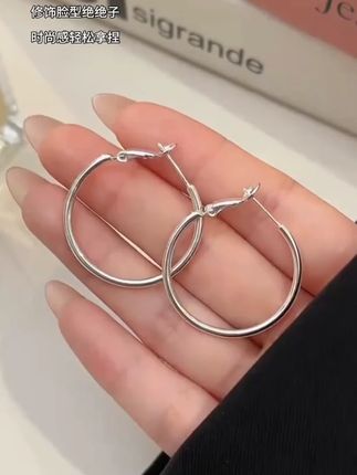 925银耳饰大圆圈耳环素圈2025新款爆款耳钉女小众高级感简约百搭 大圆圈耳环素圈 #2025新款爆款耳钉女 小众高级感简约百搭#百搭耳钉耳环 气质女神
