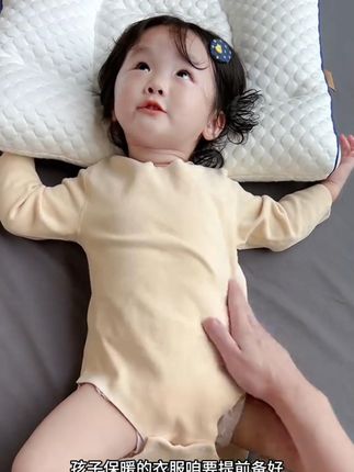这种德绒的打底衣亲肤柔软,弹力大护肚不着凉,换纸尿裤也方便 #连体衣 #保暖又好看 #宝宝衣服 #宝宝德绒连体衣 #婴幼儿服饰