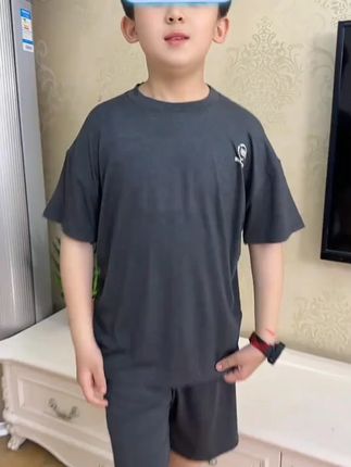 天气越来越热了,给儿子买了一套好看又好穿的莫代尔家居服!软糯丝滑太舒服太凉快啦!我儿子穿着都不愿意脱下来!还是A类的!才这个价,太太太超值啦!#儿童家居服 #儿童睡衣 #睡衣家居服 #高品质童装 #面料柔软舒适