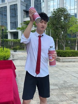 #0718gxm02 -81 被卫龙辣条的香味勾到,拆开就忍不住,辣得过瘾超满足!#卫龙 #辣条 #亲嘴烧