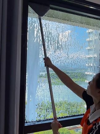 玻璃容易脏太难擦,今天才知道,还有这么好用的擦玻璃神器 ,不管是里面还是外面,都可以擦得干干净净!#擦玻璃神器  #玻璃怎么擦才干 净 #擦玻璃