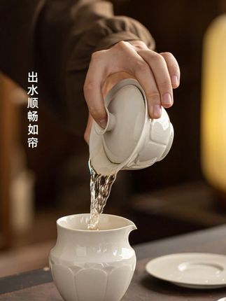 今天想和大家分享一款让我一见钟情的白瓷盖碗。它的设计简洁大方,手感温润如玉,每次使用都像是在进行一场小小的仪式。🌿#茶器之美 #器物之美 #陶瓷餐具