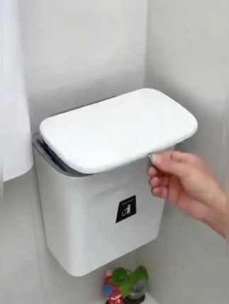 这个垃圾桶太好用了 免打孔壁挂式 翻盖防臭 打扫卫生间 #垃圾桶#壁挂免打孔垃圾桶#厨房垃圾桶 #厨房好物 #浴室好物