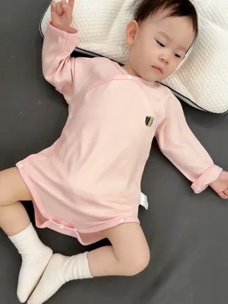 越来越冷了,小月龄宝宝搭配包屁衣和长筒袜,换纸尿裤的时候才不会冻到宝宝肚子,暖姜纤维的面料软弹丝滑,一上身自带暖意,秋冬天穿在衣服里保暖又舒服 #婴儿衣服 #婴童服装 #包屁衣 #新生儿 #婴儿护理