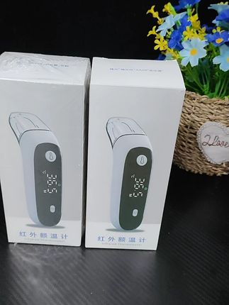 高清显示,一目了然 “大屏高清显示,读数清晰明了。锋立红外额温计,即使在光线不足的环境下也能轻松读取温度,让测温不再受光线限制! 🔍💡 #高清显示 #一目了然 ”