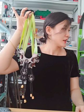新款金属玛莎弹弓成人户外航空铝合金竞技射击 户外竞技党狂喜!这款新款金属玛莎弹弓采用合金材质,轻量化设计却抗造,手感舒适握持稳!精密工艺打造,精准度拉满,射击体验直接起飞~不管是野外练习还是和朋友竞技,它都是你的实力加分项!高级质感拍照也超上镜,户外达人必备! #金属玛莎弹弓 #航空铝合金弹弓 #成人户外弹弓 #竞技射击玩具 #户外必备好物