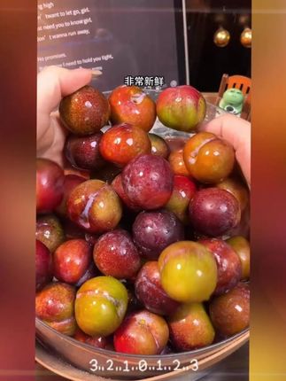 超级超级好吃的小脆红李子,每天吃了停不下来#应季水果 #小脆红李子#穿搭#裤子