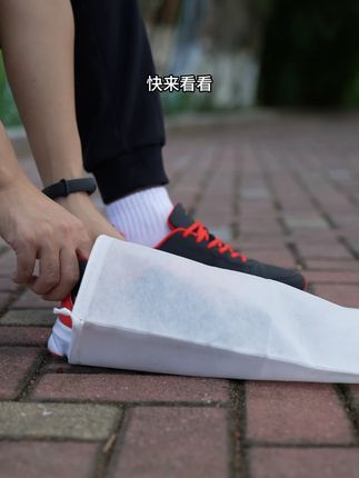 你们入手秋季第一双皮面超轻跑鞋了吗,试试这双,好穿到舍不得脱的鞋子。#跑鞋推荐 #软底软面穿上超舒服 #好穿又好搭