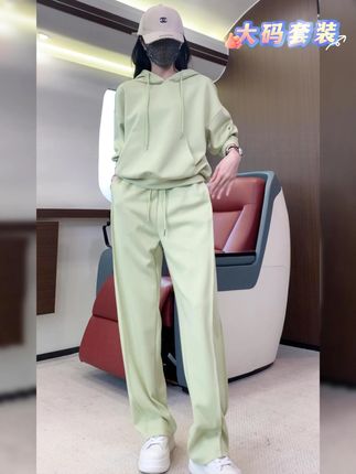 舒适又百搭!浅绿大码休闲套装超赞 宝子们,这套浅绿大码休闲套装太可啦~清新的浅绿色调尽显温柔,宽松的版型舒适又能包容身形,连帽上衣搭配同色系阔腿裤,休闲自在还很百搭,轻松打造出舒适随性的造型。日常出门逛街、休闲放松,或者进行轻松的活动,穿这套都超合适,搭配小白鞋,简约又自在,大码设计对各种身材都友好,谁穿谁是舒适穿搭达人~#谁穿谁好看 #ootd穿搭 #大码女装 #减龄穿搭 #套装