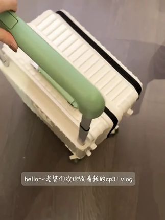 暑假假期旅行出去玩的行李箱准备好咯,自从用了侧开盖的行李箱后,其他的行李箱真的不想用了,能装的东西真多呀!而且还有扩展层#行李箱 #旅行箱 #拉杆箱 #行李箱分享 #出差旅行必备