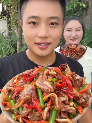 这个腊脆骨太好吃了,每一口都是香辣脆爽,肥瘦相间,越嚼越香,吃的是怎么都停不下来,真的比烧烤店里的脆骨好吃多了#脆骨#香辣脆骨#脆骨肠