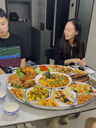家里是圆桌长桌的,赶紧安排一块儿,不用安装,放在桌子上就能转,再也不用站起来夹菜了,招待客人,高端大气上档次。 #餐桌电动转盘 #电动餐桌转盘 #餐桌转盘