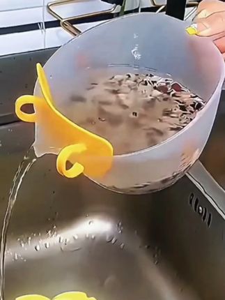 这个带刻度的过滤量杯真的太好使了,过滤鸡蛋液,淘米,给面条过水都特别好用,尤其是做烘焙真的太方便了!厨房必备呀!!#过滤量杯带刻度 #过滤量杯 #厨房好物 #方便又实用