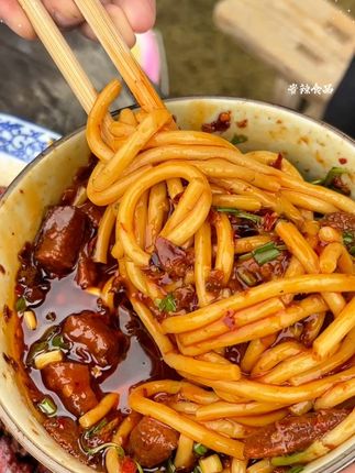 我们家的脆哨油辣椒拌饭拌粉拌面都很好吃 #下饭神器#万能蘸料#脆哨油辣椒#辣椒酱