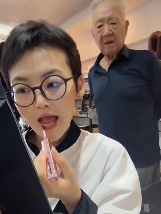 你不是想咱出去吃饭吗? 对呀,咱今天不直播呀, 今天休息休息对不对? 我把嘴弄好呀! 出去也要漂漂亮亮的不是吗? 把嘴涂一点才舒服, 跟你出去也有面子知道吗? 别丢你人, 丢我的人不要紧对吧? 穿的漂漂亮亮的, 等我一会啊, 马上就好! 反正嘴干的不涂点多难受, 尤其是到了秋天以后, 嘴干的你就把它往上一涂, 9块9 那买一支相当于买两支! 我用的是泰斯太密的, 然后我用的是光面的, 这边还有一个颜色呢, 雾面的就一点都不会干! 有喜欢的直接去拍就行! 超级好看! 出发!