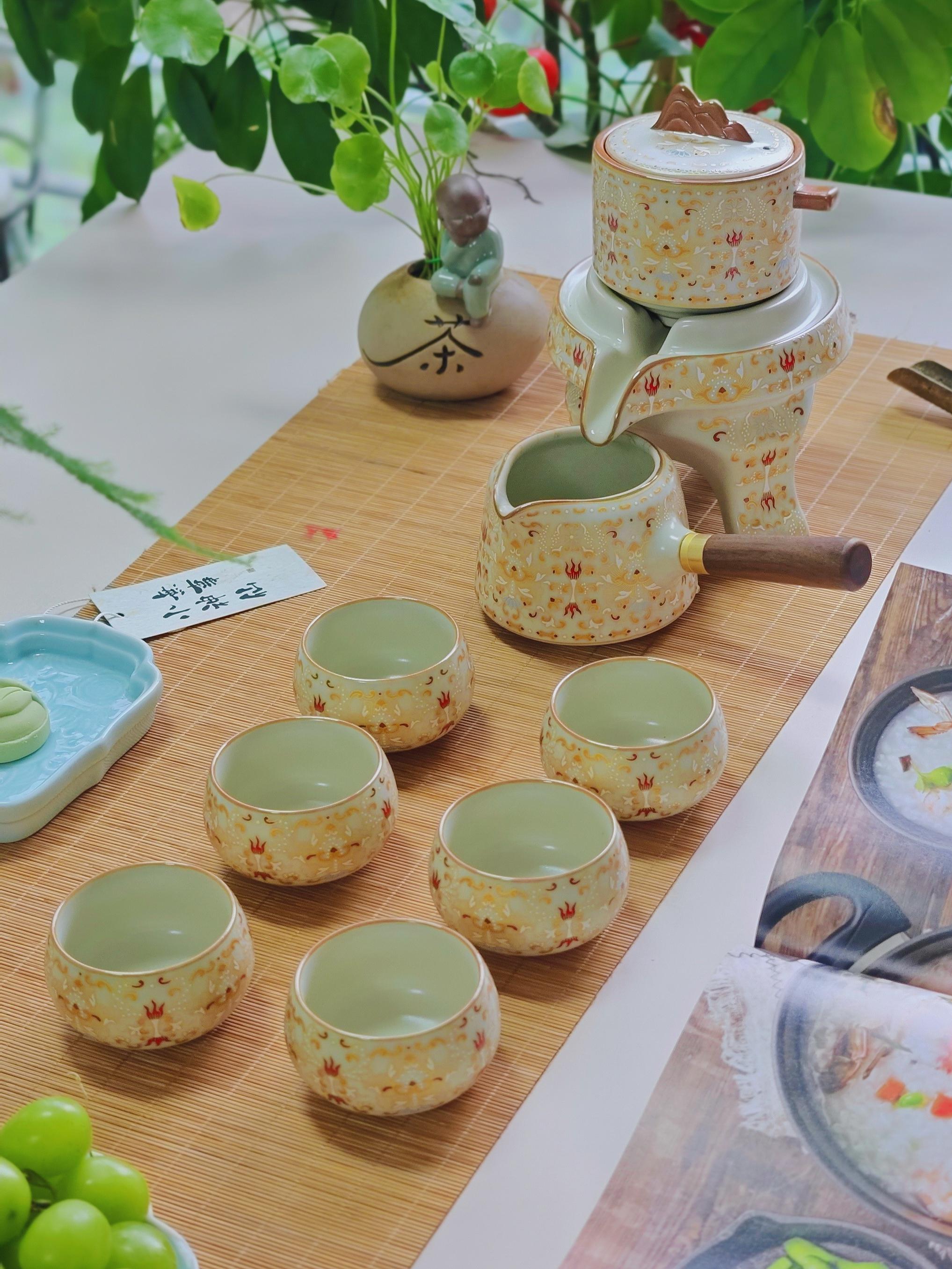 天青釉色太懂打工人!下班回家泡上一壶热茶,旋开自动茶具,看着茶汤慢慢渗出,连水声都变治愈。不盯守、不烫手,茶汤润过蝉翼纹开片,一天的累都泡没了✨#自动茶具 #茶具 #中秋礼品 #礼物 #器物之美