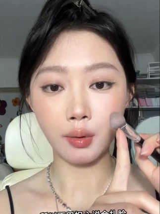 和哑光高光非常适配的三角高光刷,面部小熨斗!选对工具真的很重要! #三角高光刷# 三角刷 #高光刷# 高光技巧 #和哑光高光非常适配的三角