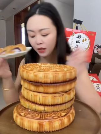 【加料一斤装大月饼】雪媚娘紫薯大月饼传统广式月饼口感甜而不腻#大月饼 #雪媚娘紫薯月饼 #广式月饼 #甜而不腻 #加料月饼