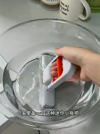 比抹布还好用的小拖把,全程手不沾水就能把桌面台面打扫的干干净净,脏了清洗也方便,用它做家务简直不要太方便#迷你小拖把 #免手洗拖把 #懒人必备 #家务好帮手