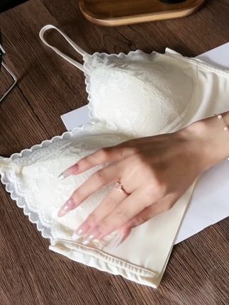 这身材!看了谁不迷糊呀!只需要穿了它,你也能拥有从无到有!#高颜值聚拢 #小胸聚拢显大 #不空杯不跑杯