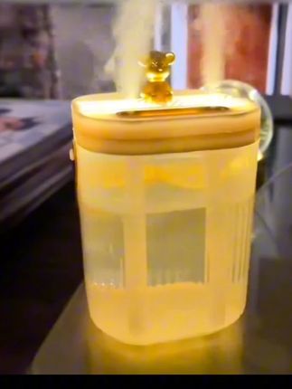 开空调睡觉经常觉得喉咙干干的,自从有了这个加湿器睡觉可舒服了!喷雾细腻,没有水自动断电很安全!还可以当个小夜灯#加湿器 #补水喷雾 #空气加湿器 #房间加湿妙招