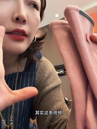 天气逐渐变凉,骑车出门可不能少了保暖手套,关键还是可触屏的就很方便,不用摘手套就可以操控手机!站在入手真的很划算,男女款都有!闭眼冲啊!#手套  #德绒手套  #源头实力厂家  #触屏手套  #骑行手套