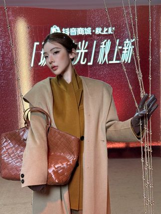 没什么啦,秀场转一圈#琥珀流光 #全明星琥珀流光风大秀现场