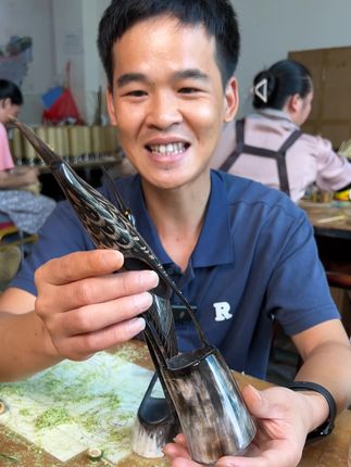 牛角温润质地与鹤的优雅融合,置于案头自成一景。 #达人带货  #带货视频  #好物分享 #文玩雕刻