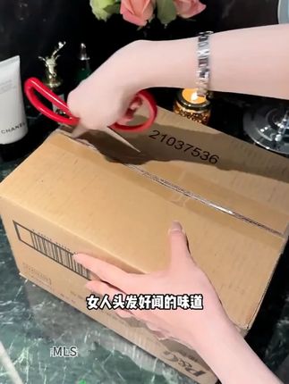 #好物推荐🔥 #仙女必备 #自用好物分享 #洗护好物 #养发护发 女人身上的味道真的能吸引异性靠近,不信你试试?这款护发精油真的香