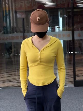 简约又有质感,日常出街或轻休闲都很适配,色彩和款式都很吸睛~#日常穿搭 #休闲风 #色彩搭配#运动上衣 #长袖上衣