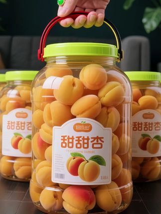 甜杏罐头。这甜杏罐头是真不错,果肉软软糯糯的,咬一口汁水特足,甜丝丝的刚好,一点不腻。 夏天放冰箱里冰一会儿,拿出来吃着那叫一个爽口,比新鲜的还带点不一样的味儿。平时当个小零嘴,或者配着粥吃,都挺合适。开罐就能吃,省事儿又好吃,家里老人小孩都爱这口。#图文伙伴计划 #罐头#水果罐头 #甜杏罐头 #水果