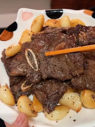 鲜会鲜澳洲进口原切谷饲牛仔骨生鲜牛肉精选带骨牛小排1kg牛肋 自己在家做的蒜香牛仔骨,大小饭搭子吃的可开心了,奶香奶香的肉味,好吃经济又实惠啊 #我的厨房日记# 蒜香牛仔骨#太香了 #牛仔骨# 蒜香牛仔骨太香了