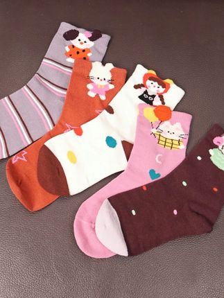 中秋节过后天气逐渐变凉,要给女儿准备上这款新疆棉的中筒袜,莱卡橡筋的袜口,贴合不勒脚,新疆棉的面料上脚吸汗透气不闷脚,还是抗起球的,耐磨耐刷不易起球勾丝,脚尖也是无骨的,一组到手五款,好看又好搭!#秋季上新 #无骨袜  #防臭袜  #儿童袜子 #柔软舒适