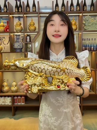 收藏送礼都很合适的一款年年有余酒,52度浓香型2000毫升大份量礼盒装,好喝不上头,景德镇陶瓷酒瓶,不掉色不褪色,当个摆件也很漂亮,寓意也好#白酒 #纯粮酿造 #好粮心