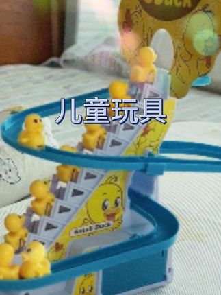 爸爸给买的这个小鸭子爬楼梯玩具也太好玩了吧,他才2个多月在这看了半天了,锻炼抬头和追视呢#母婴好物 #宝宝玩具 #练抬头
