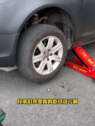 拆轮胎把刹车盘砸坏了,我赔过的,现在大家都在用这种专业的定位销,拆装轮胎更快更安全#轮毂定位销 #汽修工具 #拆装轮胎工具 #补胎工具