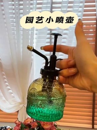 喜欢养花的一定要备一个这样的喷壶,它不仅颜值高,而且特别实用,它的喷嘴可以自由调节,既可以喷出细腻的水雾,也可以喷出直射的水流。不管是给花草叶面喷水,还是给多肉浇水,都很方便,平时还能用来擦桌子、打扫卫生,一物多用超实用!#喷壶 #园艺喷壶 #浇花神器 #洒水壶 #喷雾器