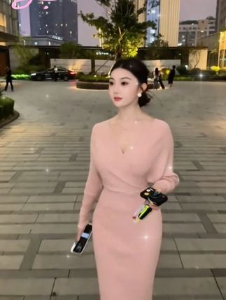 秋季新款御姐风气质交叉针织连衣裙女秋冬粉色包臀裙长裙#秋季新款御姐轻熟风 #v领交叉连衣裙 #包臀裙