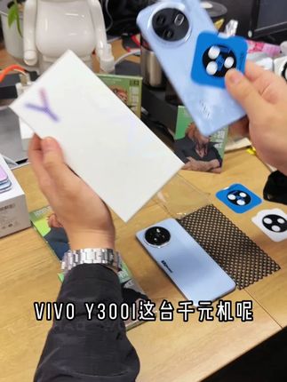怕镜头刮花?#vivoy300i #镜头膜 来护!精准贴合不翘边,防指纹防油污,拍照无遮挡,画质依旧能打