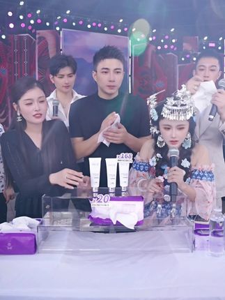 徐海莉在贵州晓晓活动上送洗面奶福利,到手3支洗面奶外加洗脸巾 #徐海莉 #贵州晓晓 #洗面奶 #氨基酸洗面奶 #洁面乳