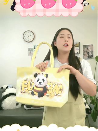 按时长胖大熊猫福宝花花小蜜蜂蓝白条纹冰淇淋防水防油耐脏 #包包 #包包推荐 #包包控 #包包种草 #包包控每天更新