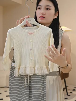 人若总想着改变别人,不懂得反思自己,只会加剧现存的问题。 #女童打底衫 #好搭配衣服 #童装直播