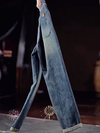 家人们,2025秋季新款男士牛仔裤来啦!直筒宽松的版型,超级显腿直,还能藏住腿上的肉肉。锥形设计更具时尚感,美式复古水洗工艺,让裤子看起来更有质感。无论是搭配T恤还是衬衫,都能轻松打造出潮男范儿。赶紧入手一条,成为街头焦点吧!#牛仔裤 #男士穿搭 #秋季新款 #直筒宽松 #美式复古