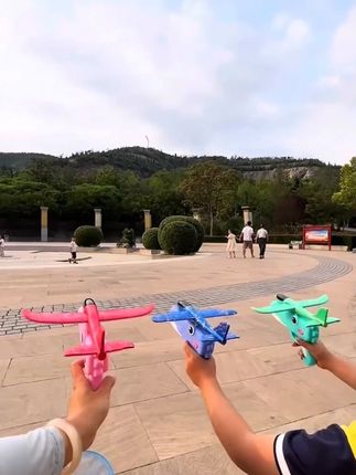 这是一把可以发射泡沫飞机的枪,操作简单,孩子容易上手#儿童玩具  #上热搜  #泡沫飞机 #小朋友玩具 #网红玩具