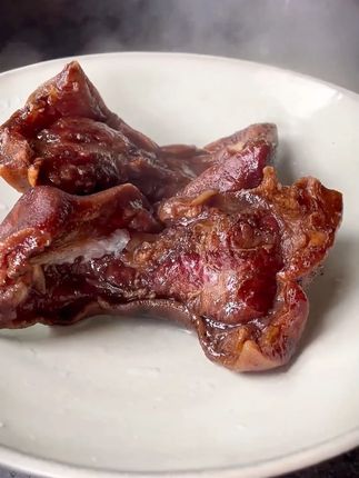 #创作灵感上热门 烟熏猪拱嘴来了,吃起来有淡淡的腊香味,口感有嚼劲,一斤有3到4个,我家大人小孩都很喜欢吃猪拱嘴,你也来尝尝吧#腊猪嘴#烟熏猪拱嘴#优质农产品#地方特色美食
