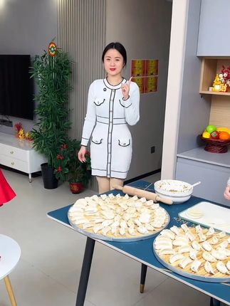 这个收纳盒很好做工也特别精致,很能装衣服裤子袜子帽子包包都可以收纳,材质是布艺的,#折叠收纳箱 #收纳整理
