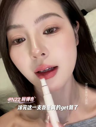 我一定要和你们分享这个,真的是我这半年来吐过最惊喜的颜色! #口红试色 #滋润 #不沾杯 #显白 #橘朵唇粉霜